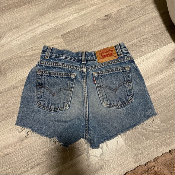 High waisted Levi shorts - Picture 3 of 4